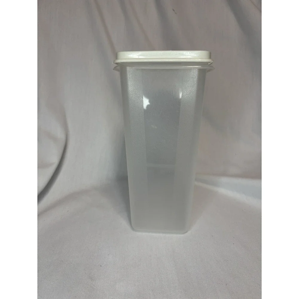 VTGRubbermaid Servin Saver 13 Cups Clear Plastic Cereal Container White Snap Lid